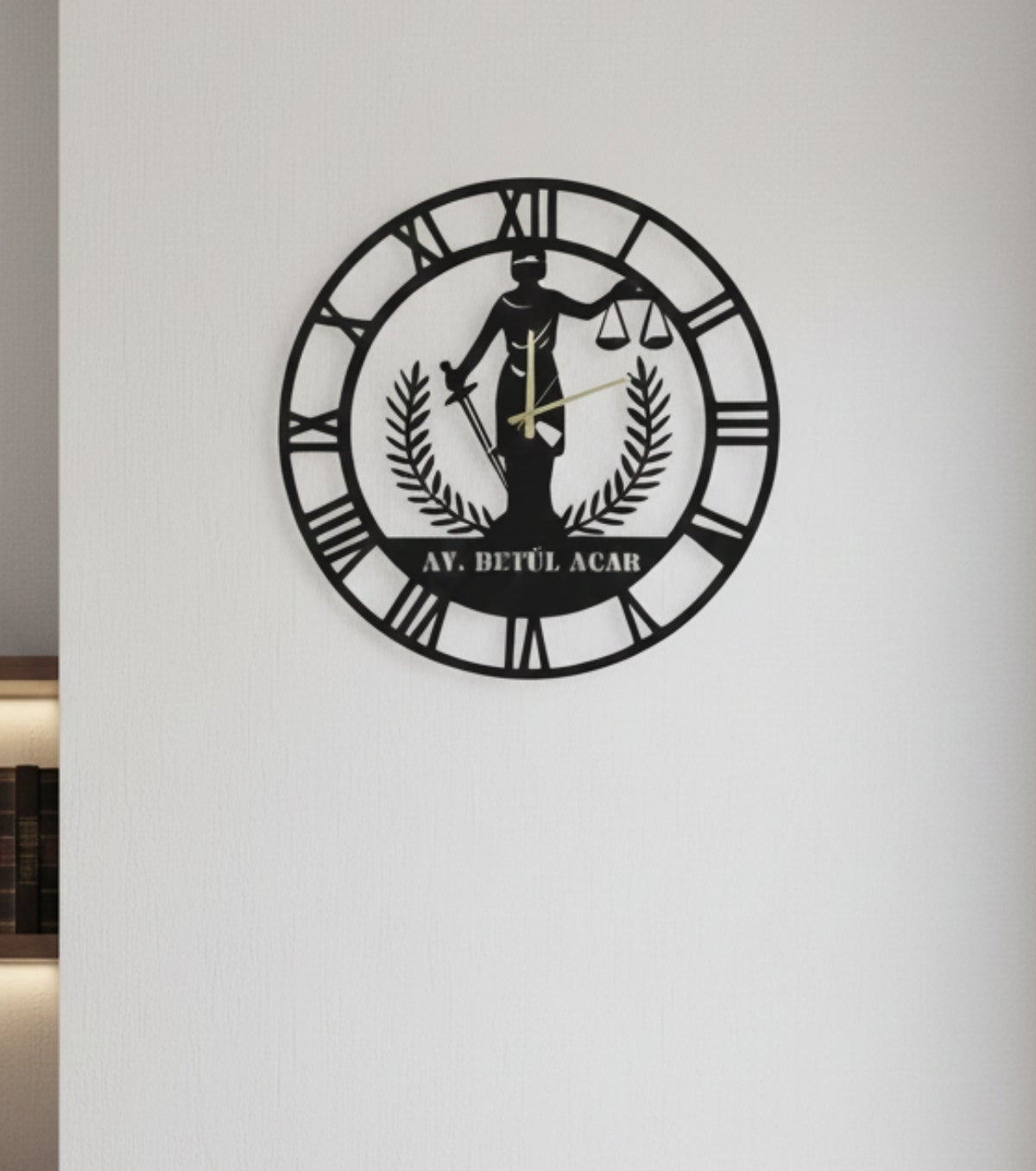 Avukatlara Özel İsimli Metal Duvar Saati – Kişiye Özel Hukukçu Dekoru