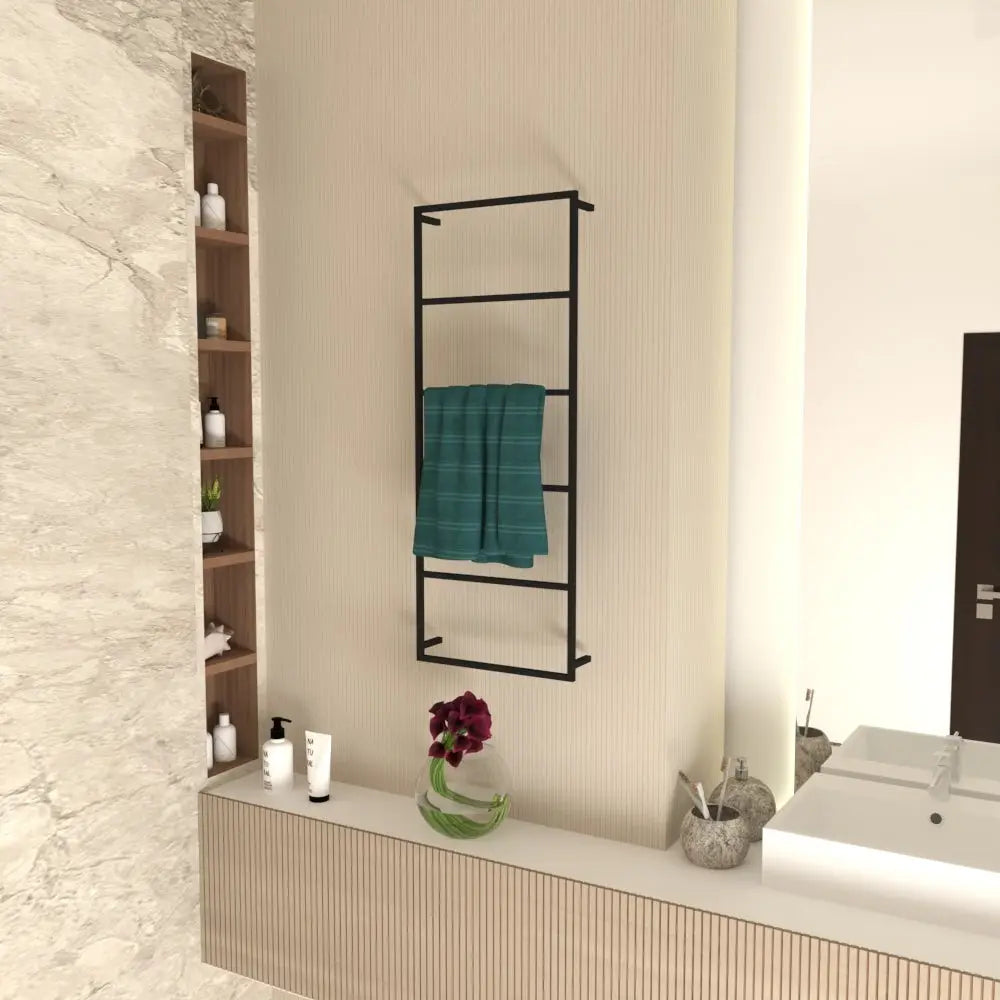 Duvara monte edilmiş 6 katlı, minimalist siyah metal çerçeveli havluluk, katlanmış camgöbeği rengi bir havluyu tutuyor. Bej duvarlar ve mermer vurgulu modern bir banyoda konumlanmış.