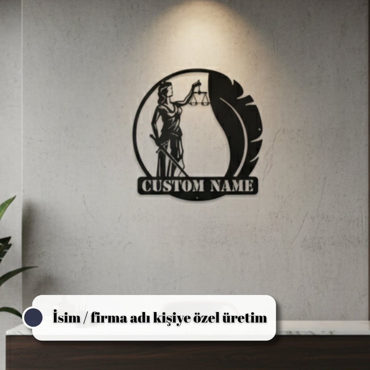 İnce işçilikle kesilmiş adalet tanrıçası ve tüy detaylarını içeren minimal tasarımlı metal duvar aksesuarı.