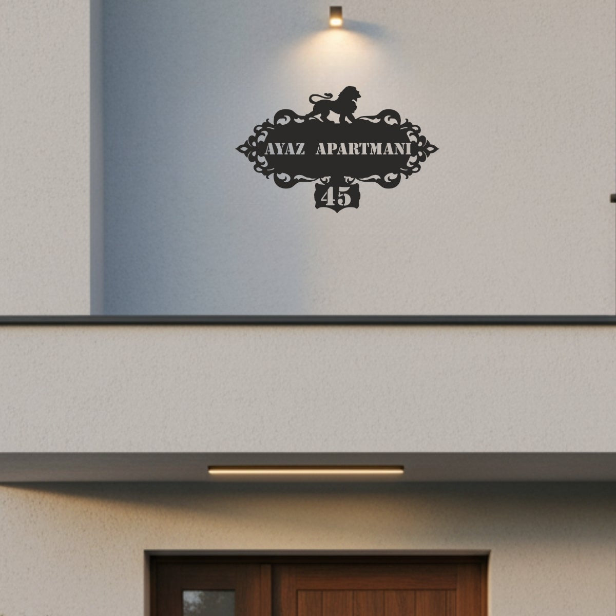 Aslan figürü ve ornamental çerçeve tasarımıyla üretilmiş, duvara sabitlenen kişiye özel apartman isimlik tabelası.