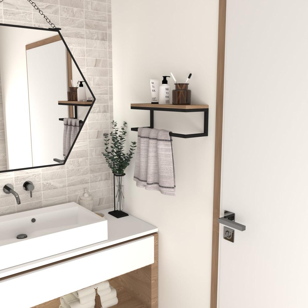 Banyo lavabosunun üzerine monte edilmiş, ahşap raflı ve siyah metal çerçeveli şık, modern bir duvara monte havluluk. Rafın altında düzenli asılı bir el havlusu bulunuyor ve üst kısmında banyo malzemeleri düzenlenmiş.