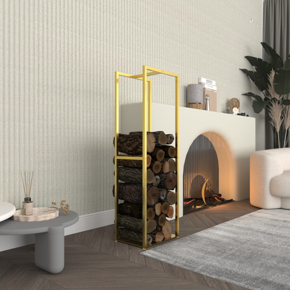 Sıcak bir oturma odasında, modern kemerli bir şöminenin yanında yer alan, içine düzenli bir şekilde dizilmiş kütüklerle dolu uzun altın metal bir odunluk. Mekan, nötr tonlar, minimalist dekorlu gri bir masa ve sıcak bir ambiyans için doğal dokularla döşenmiştir.