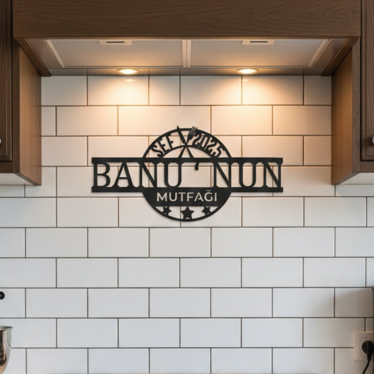 Anneler günü, yeni ev hediyesi veya çeyiz için isim yazılarak özelleştirilebilen anlamlı ve kalıcı metal mutfak dekoru hediyesi.