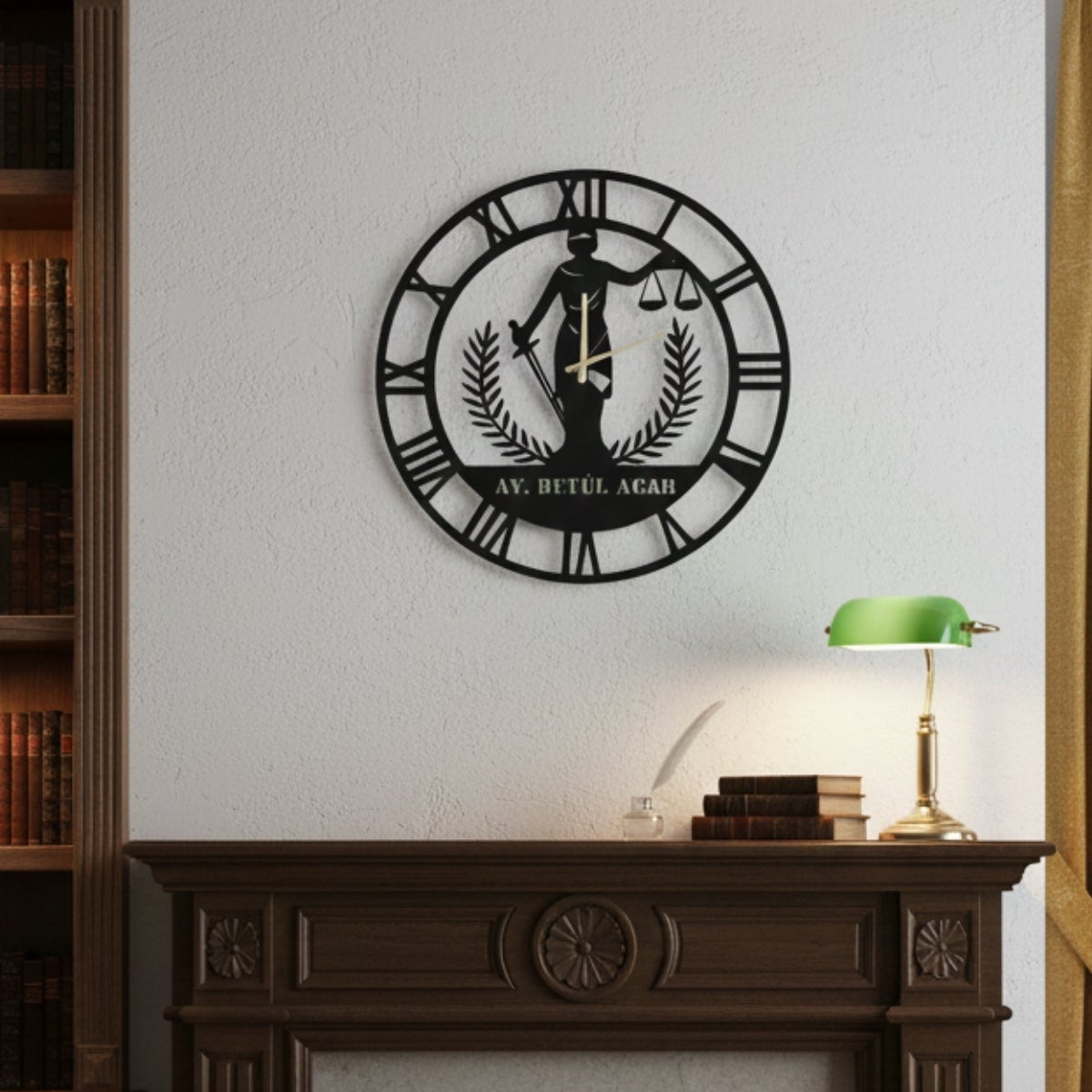 Hukuk büroları, avukat odaları veya adliye yakınındaki ofisler için prestijli bir görünüm sağlayan modern siyah metal hukuk temalı saat