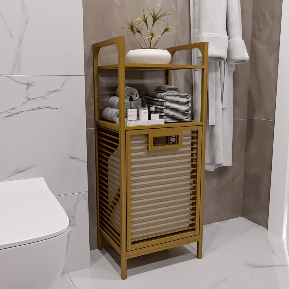 Eğimli çamaşır sepeti, iki açık rafında düzgün katlanmış havlular ve üstünde dekoratif beyaz bir vazo bulunan kompakt bambu bir banyo depolama dolabı.