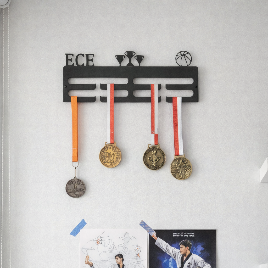 Basketbol sporcularının kazandığı madalyaları sergilemek için tasarlanmış isme özel metal madalya askılığı kullanım görseli.