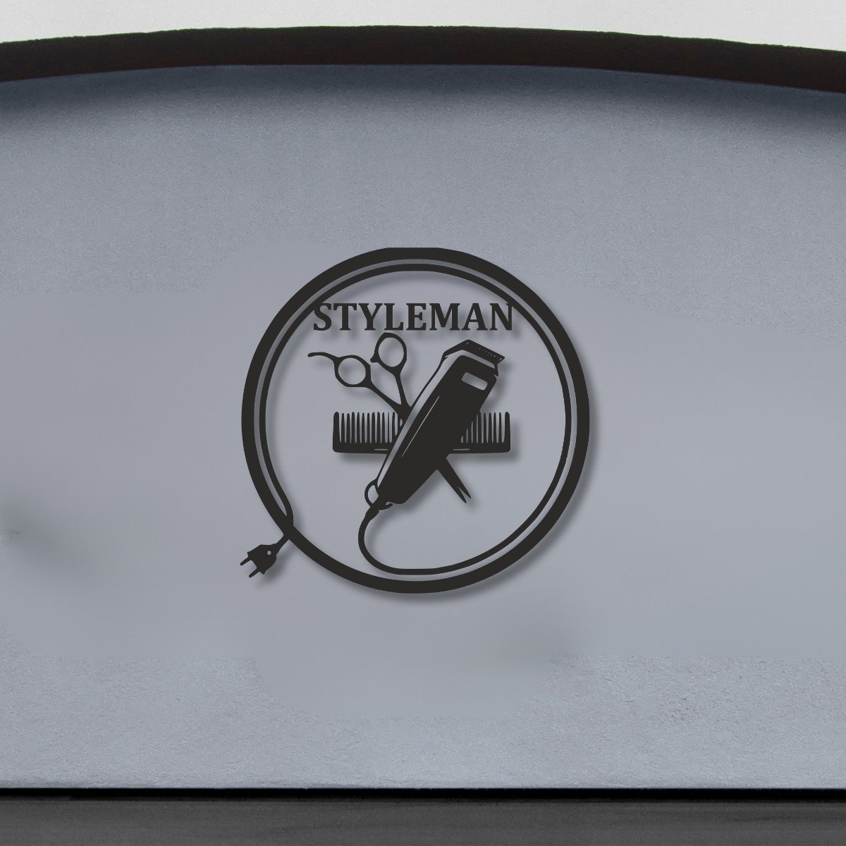 Berber salonlarının girişinde veya tıraş tezgahı arkasında şık ve profesyonel bir görünüm sağlayan, işletme ismine özel hazırlanan metal duvar levhası.