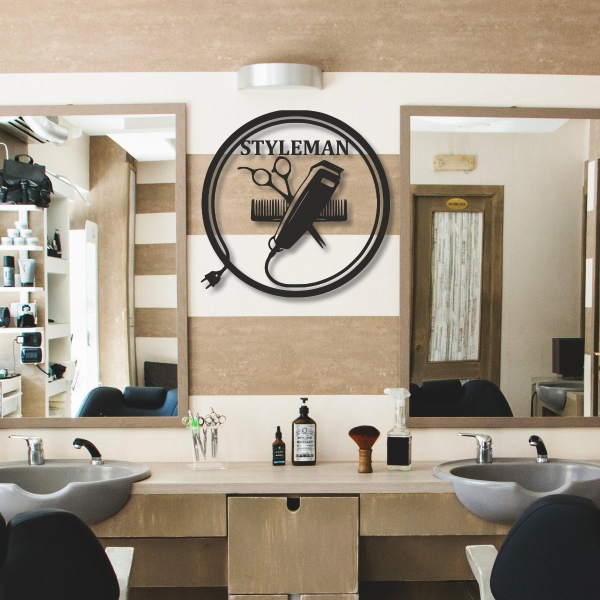 Berber salonlarının girişinde veya tıraş tezgahı arkasında şık ve profesyonel bir görünüm sağlayan, işletme ismine özel hazırlanan metal duvar levhası.