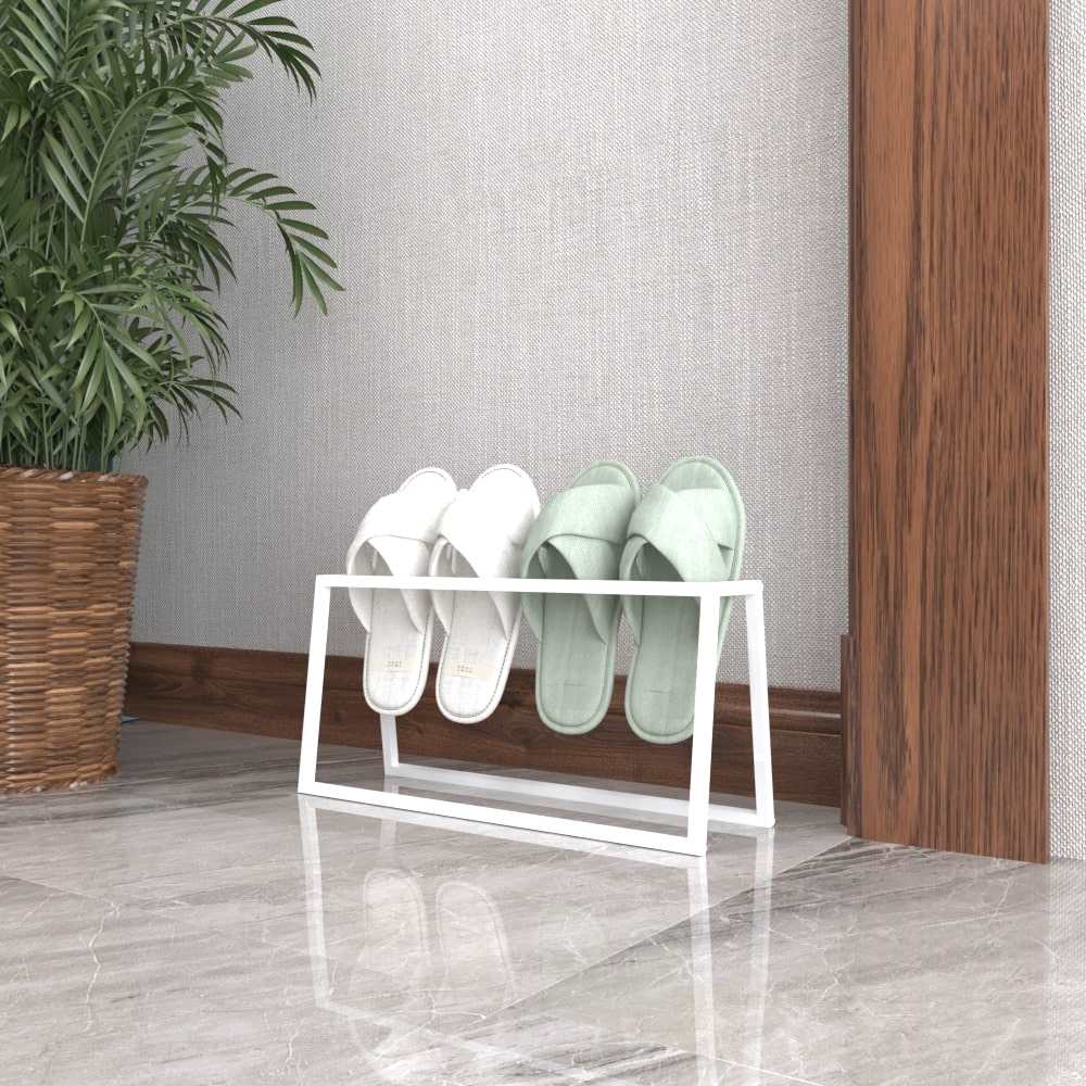 Minimalist tasarıma sahip beyaz metal bir terliklik, içinde beyaz ve mint yeşili terlikler bulunduruyor; ahşap bir pervazın ve saksı bitkisinin yakınında duruyor.