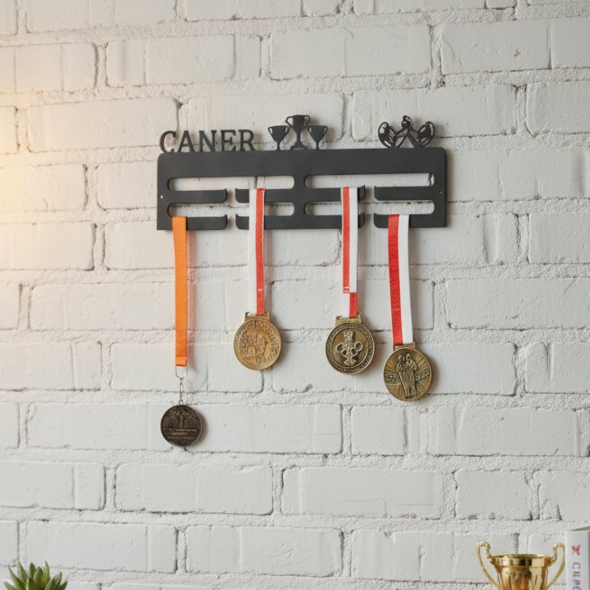 Bilek güreşi temalı figürlü, spor madalyalarını sergilemek için kullanılan kişiye özel metal madalya askısı.
