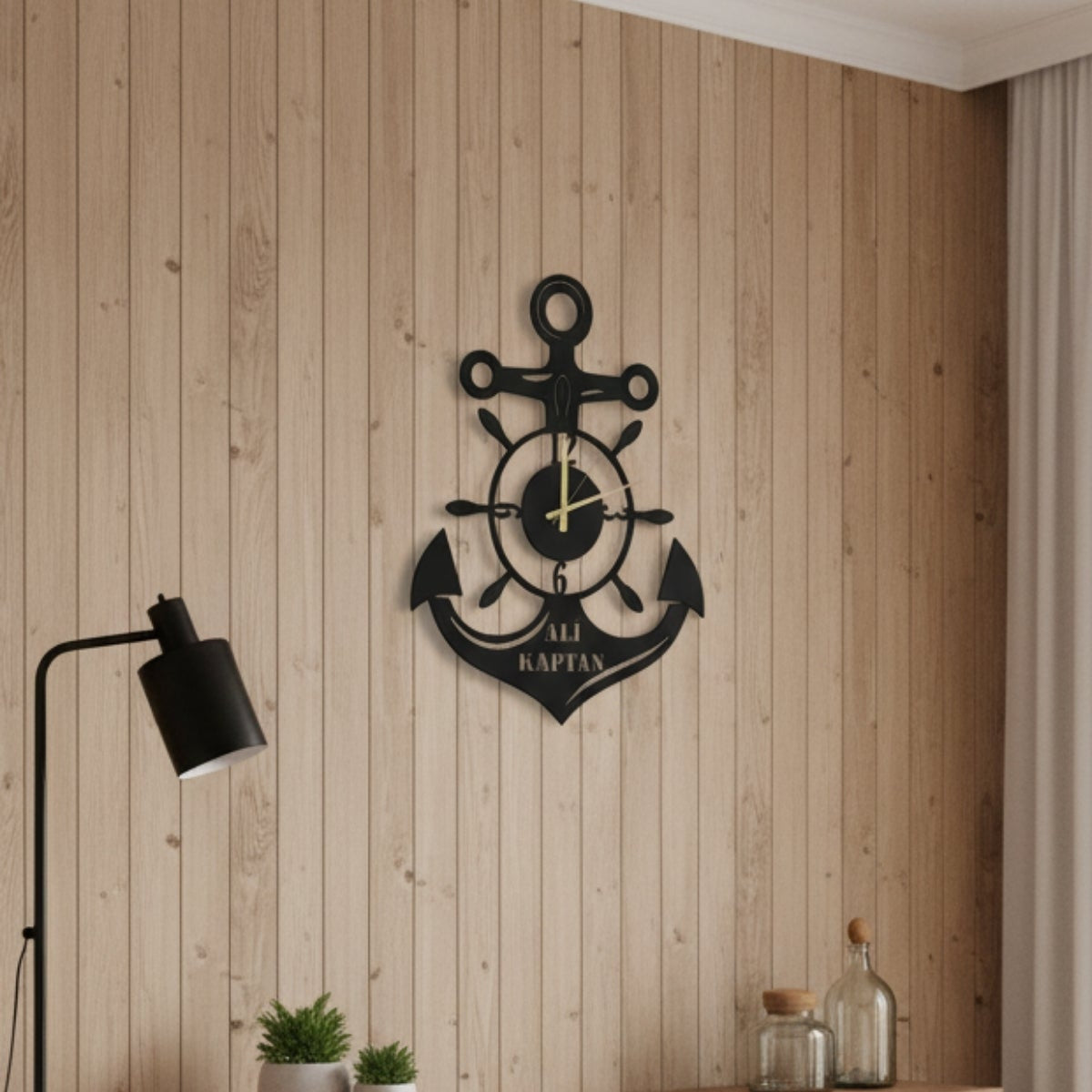 Deniz tutkunları için özel olarak tasarlanmış, isme özel lazer kesim siyah metal duvar saati dekorasyonu.