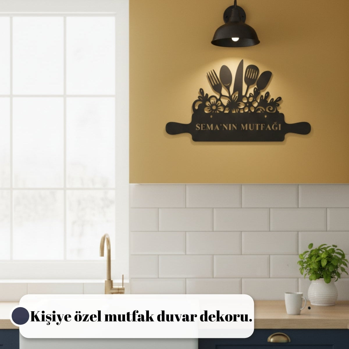 İnce işçilikli çiçek motifleri ve mutfak ekipmanları silüetlerinden oluşan modern tasarımlı siyah metal duvar levhası.