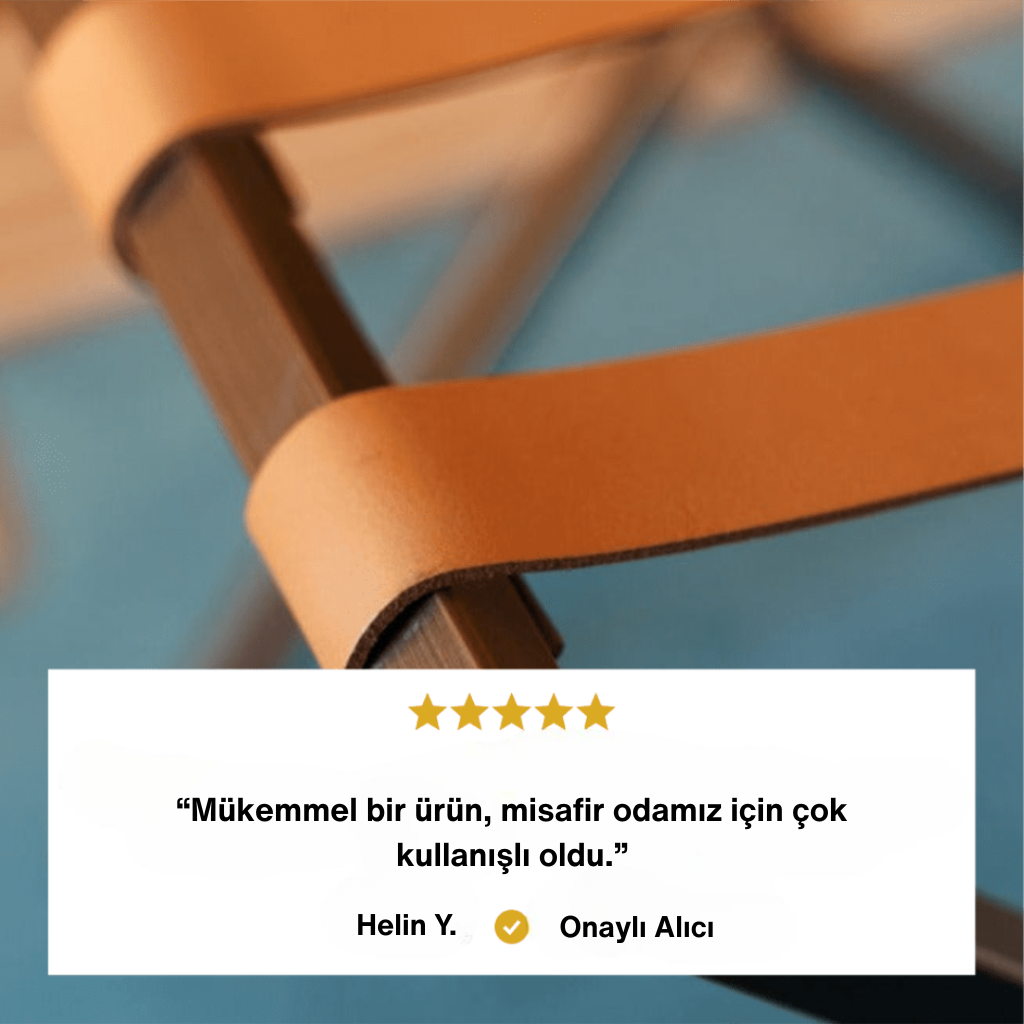 Deri kayış detaylı metal valiz standı yakın plan görüntüsü, kaliteli işçilik ve zarif tasarım.