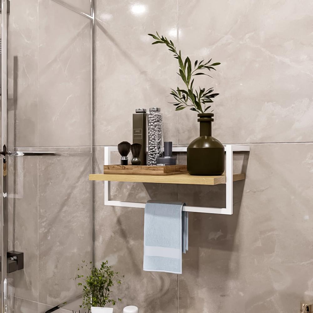 Beyaz metal çerçeveli ve ahşap plakalı, yeşil ve nötr dekorla stilize edilmiş, altında havlu asılı modern bir banyo rafı.