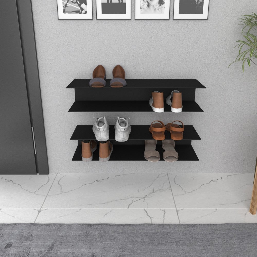 Zemininde mermer döşemelerin bulunduğu minimalist bir koridorda, farklı türde ayakkabıları barındıran üç raflı, duvara monte edilmiş siyah yatay bir ayakkabılığın önden görünümü.
