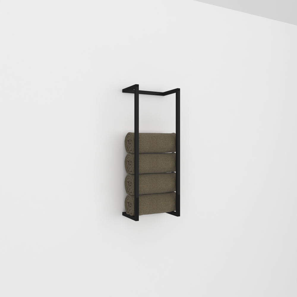 Düz beyaz bir duvara karşı minimalist bir estetik için sergilenen, dört adet düzenli rulo yapılmış yeşil havluyu tutan siyah modern duvara monte havlu ve battaniye depolama rafı.