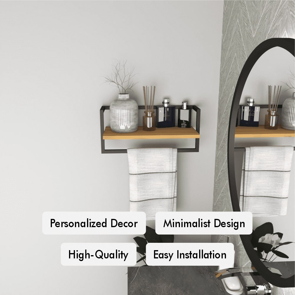Vazo ve bambu çubuklu difüzörler gibi dekoratif eşyalarla donatılmış, mat siyah metal çerçeveli ve ahşap plakalı modern bir banyo rafı; üzerinde 'kişiselleştirilmiş dekor' ve 'kolay kurulum' gibi özellikleri vurgulayan metinler bulunuyor.