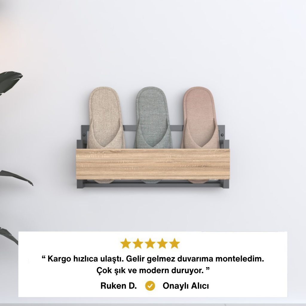 Ahşap raflı, siyah metal çerçeveli, duvara monte terlik standı üzerinde üç çift terlik. Alt kısımda Ruken D. adlı Onaylı Alıcı yorumu: "Kargo hızlıca ulaştı. Gelir gelmez duvara monteledim. Çok şık ve modern duruyor."
