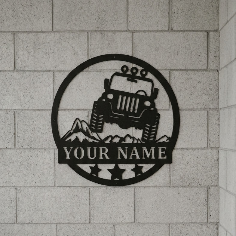Off-road jeep ve dağ temalı, kişiye özel isim yazılabilen dekoratif yuvarlak metal duvar tabelası tasarımı.