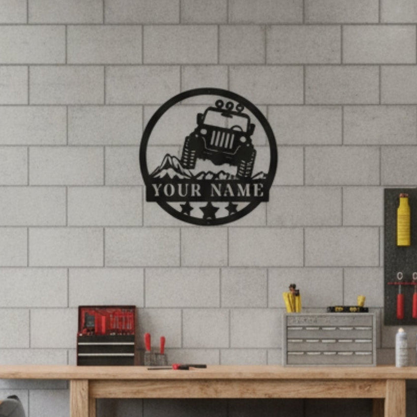 Off-road tutkunları için tasarlanmış jeep figürlü kişiye özel metal kapı ve duvar tabelası modeli.