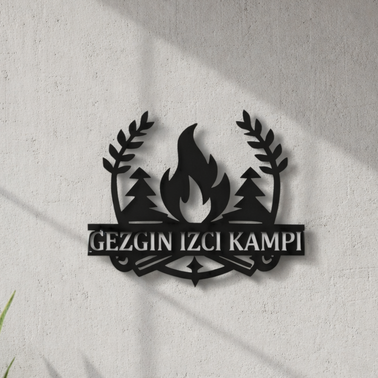 Defne yaprakları ve kamp ateşi detaylarıyla zenginleştirilmiş, rustik dekorasyona uygun estetik siyah metal levha.