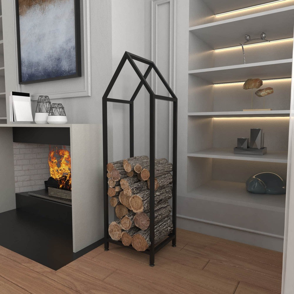 Modern, geometrik ev şeklinde tasarlanmış siyah bir odunluk, modern ankastre bir rafın yanına yerleştirilmiş. Kütükler, şık depolama için çerçevesinin içine düzenli bir şekilde istiflenmiş.