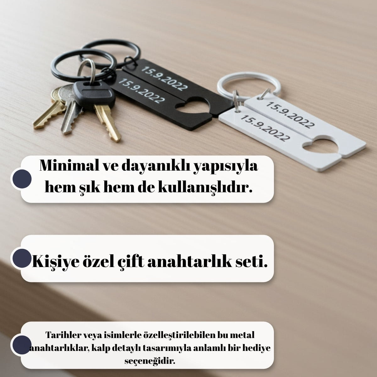 Tarih veya isimle ozellestirilebilen anlamli bir hediye secenegi olan metal anahtarliklar.