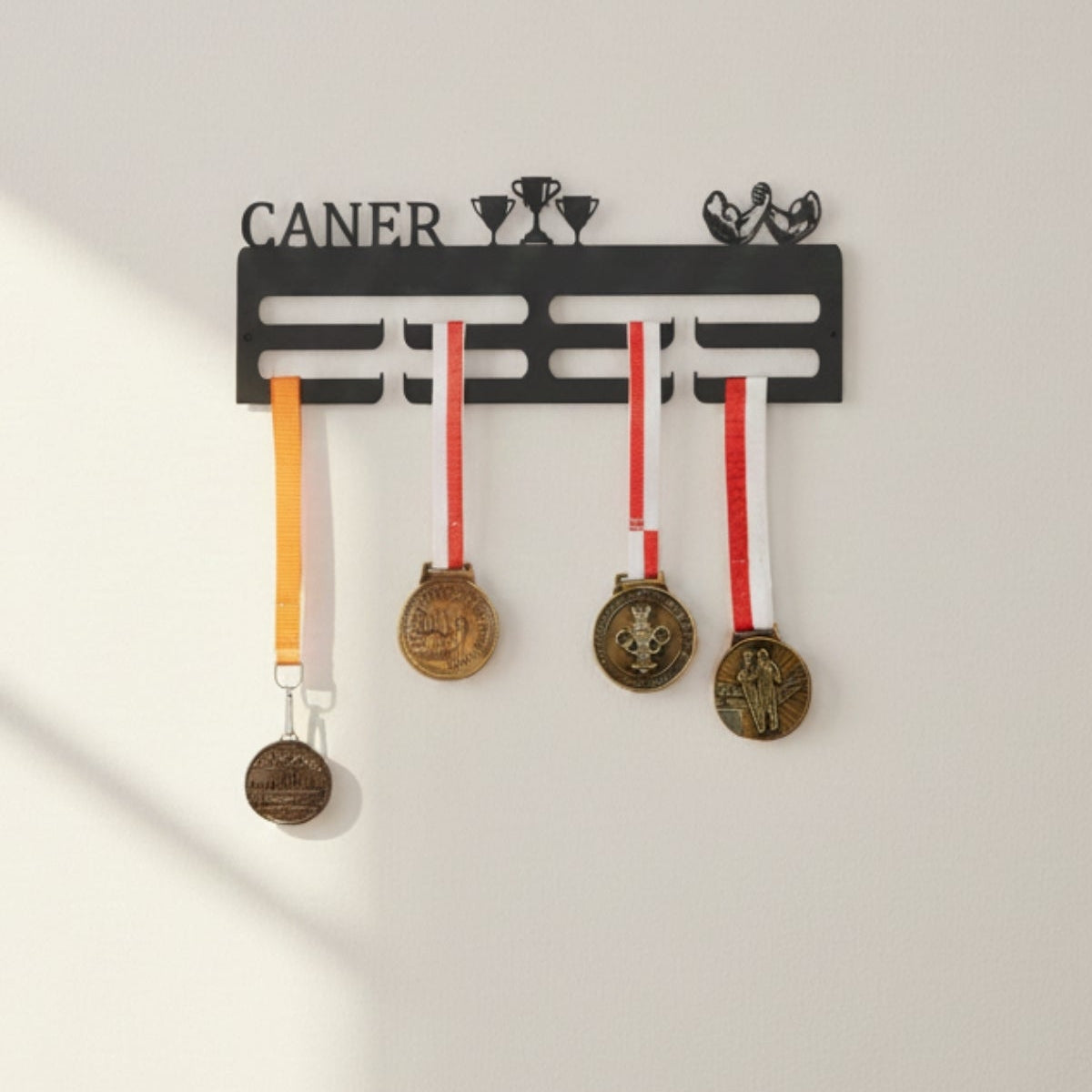 Spor madalyalarını düzenli şekilde sergilemek için tasarlanmış bilek güreşi temalı dekoratif metal madalya askılığı.