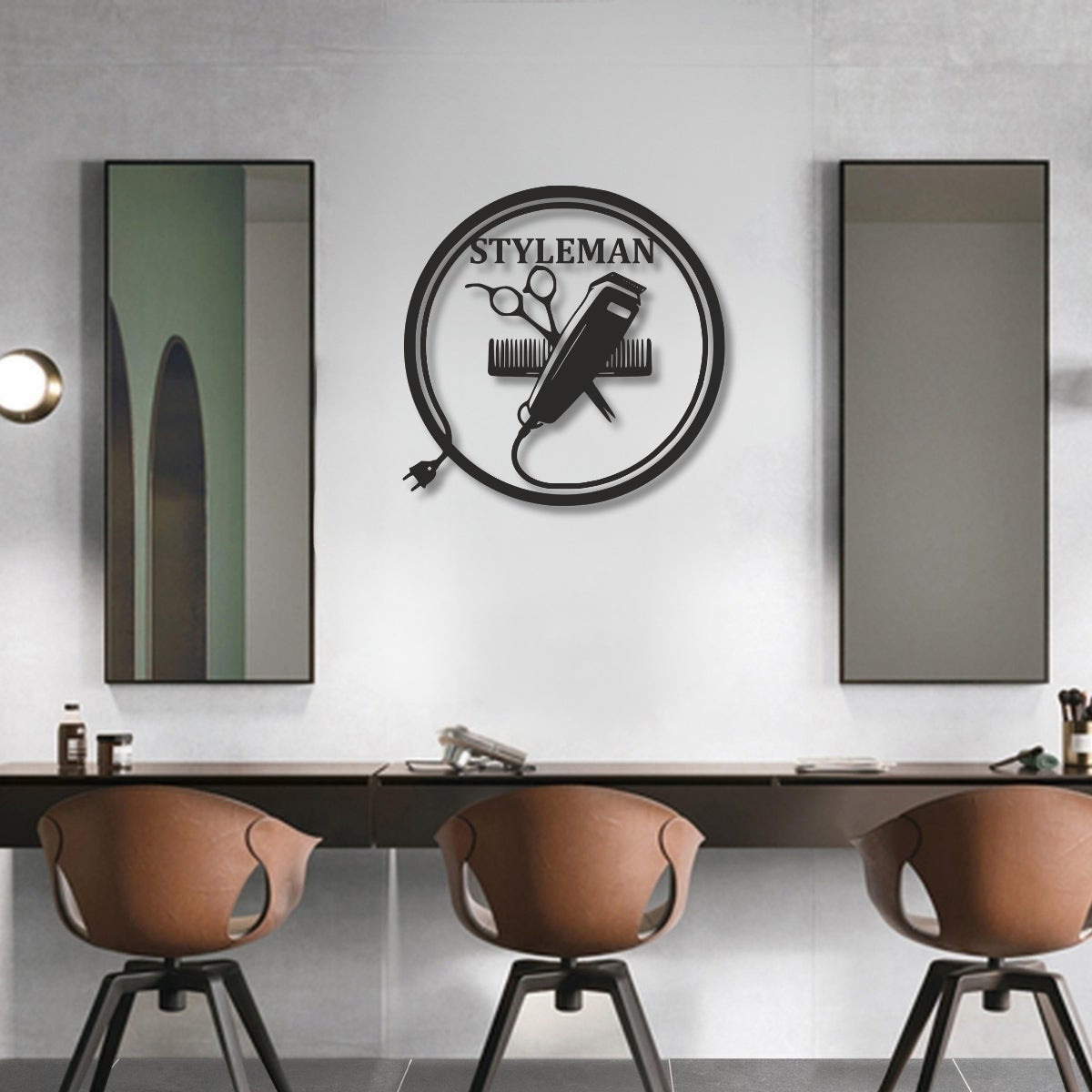 Yeni dükkan açan berberler veya kuaförler için isim yazılarak özelleştirilebilen, dairesel tasarımlı estetik ve kalıcı bir metal duvar dekoru hediyesi.