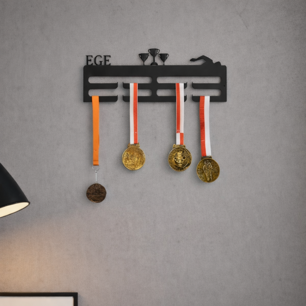 Üzerinde kupa ve yüzücü silüeti bulunan, isme özel dayanıklı metal madalya askılığı.