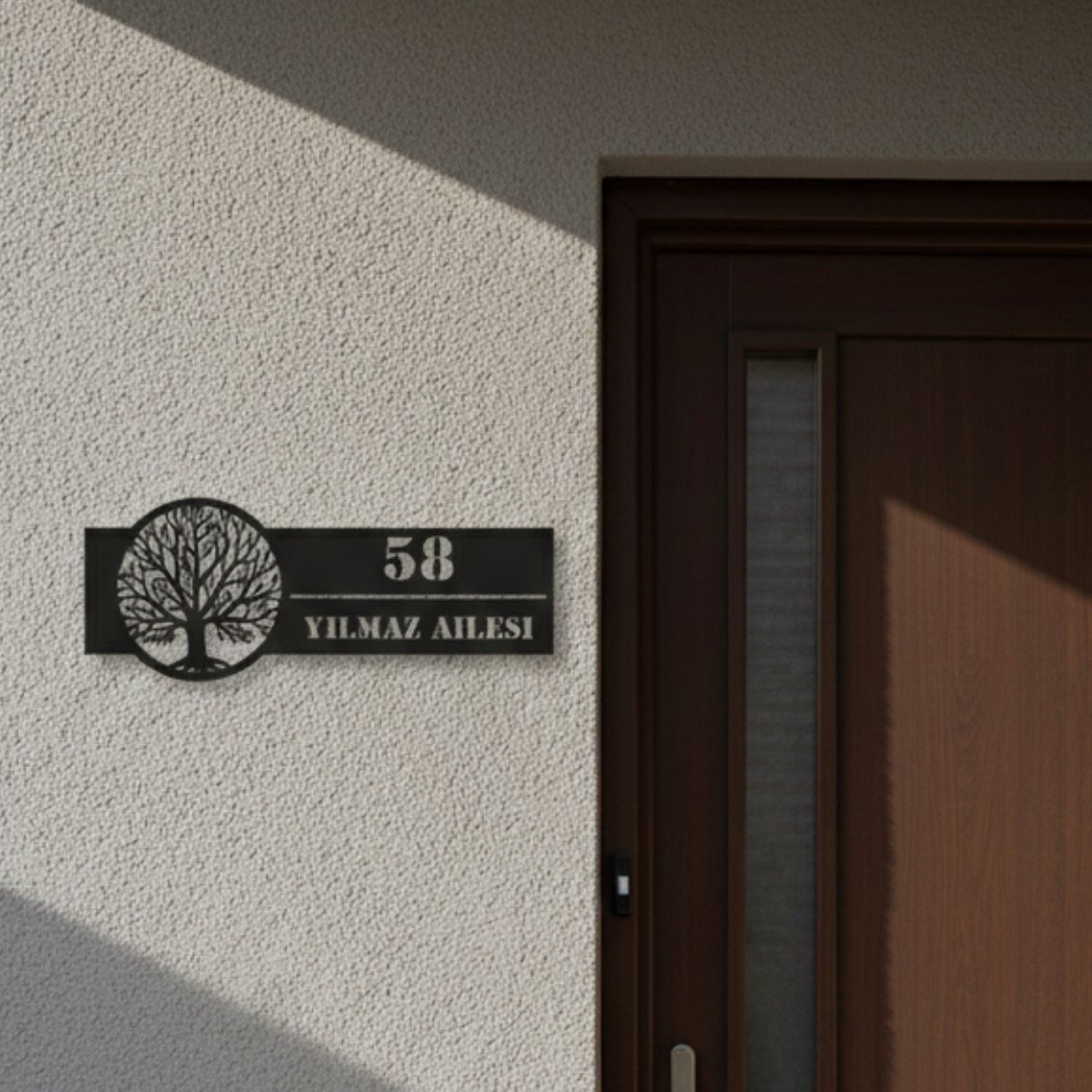 1.5 mm kalınlığında çelikten üretilmiş, dış hava koşullarına dayanıklı mat siyah elektrostatik boyalı metal aile tabelası.