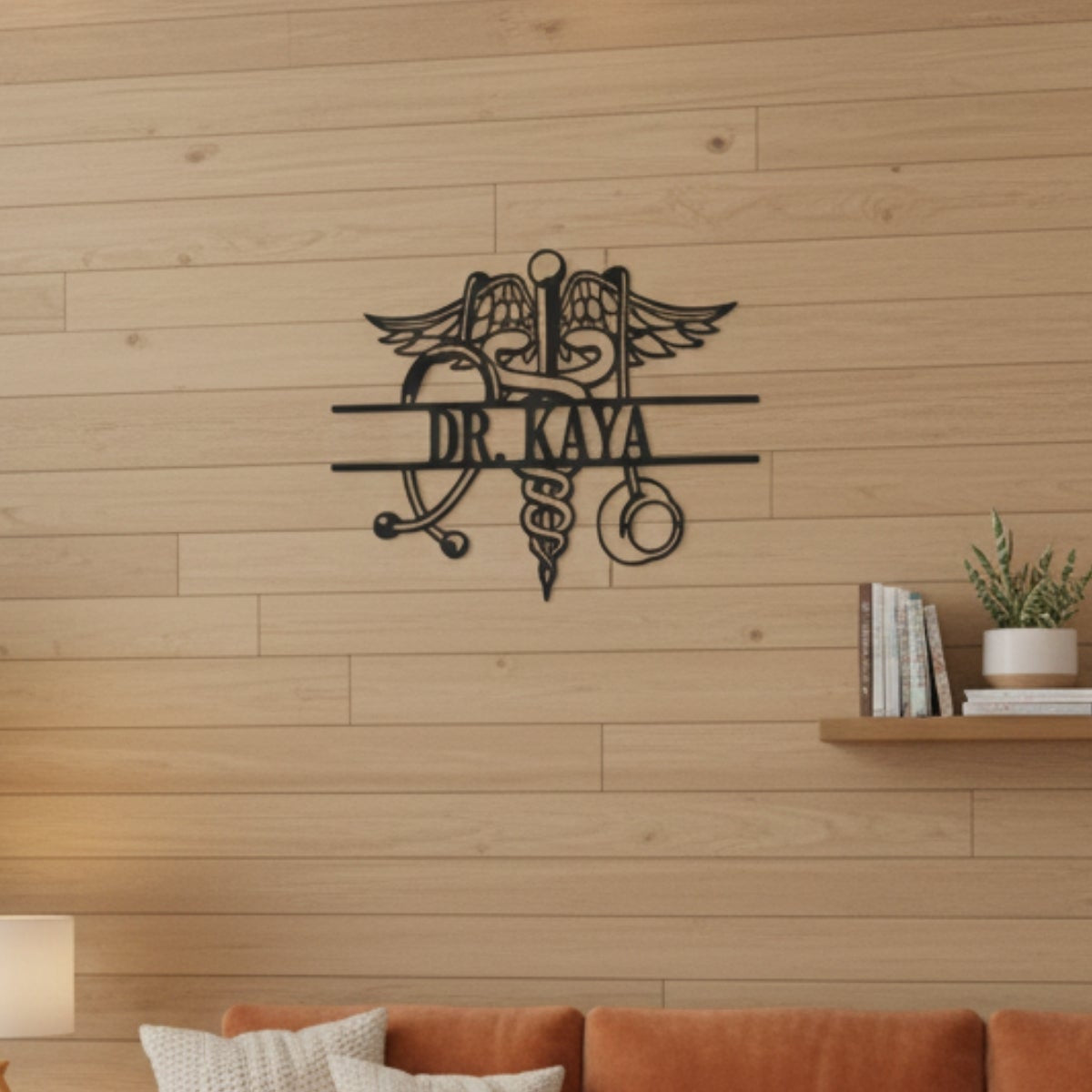 1.5 mm kalınlığında yüksek kaliteli çelikten üretilmiş, muayenehane ve hastane ortamına uygun mat siyah boyalı metal doktor tabelası