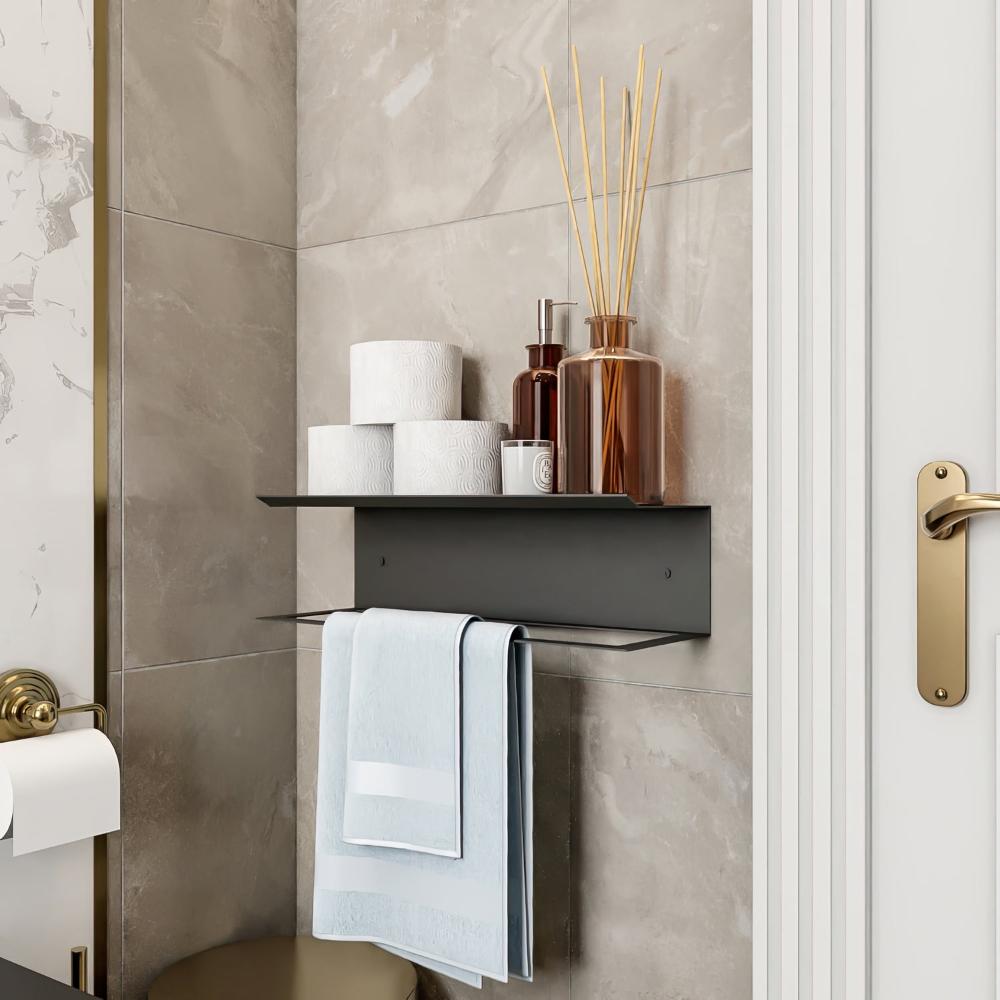 Modern bir banyo ortamında, banyo malzemeleri ve havlularla stilize edilmiş siyah havluluk ve raf, kullanışlılık ve estetiğin birleşimini sergiliyor.