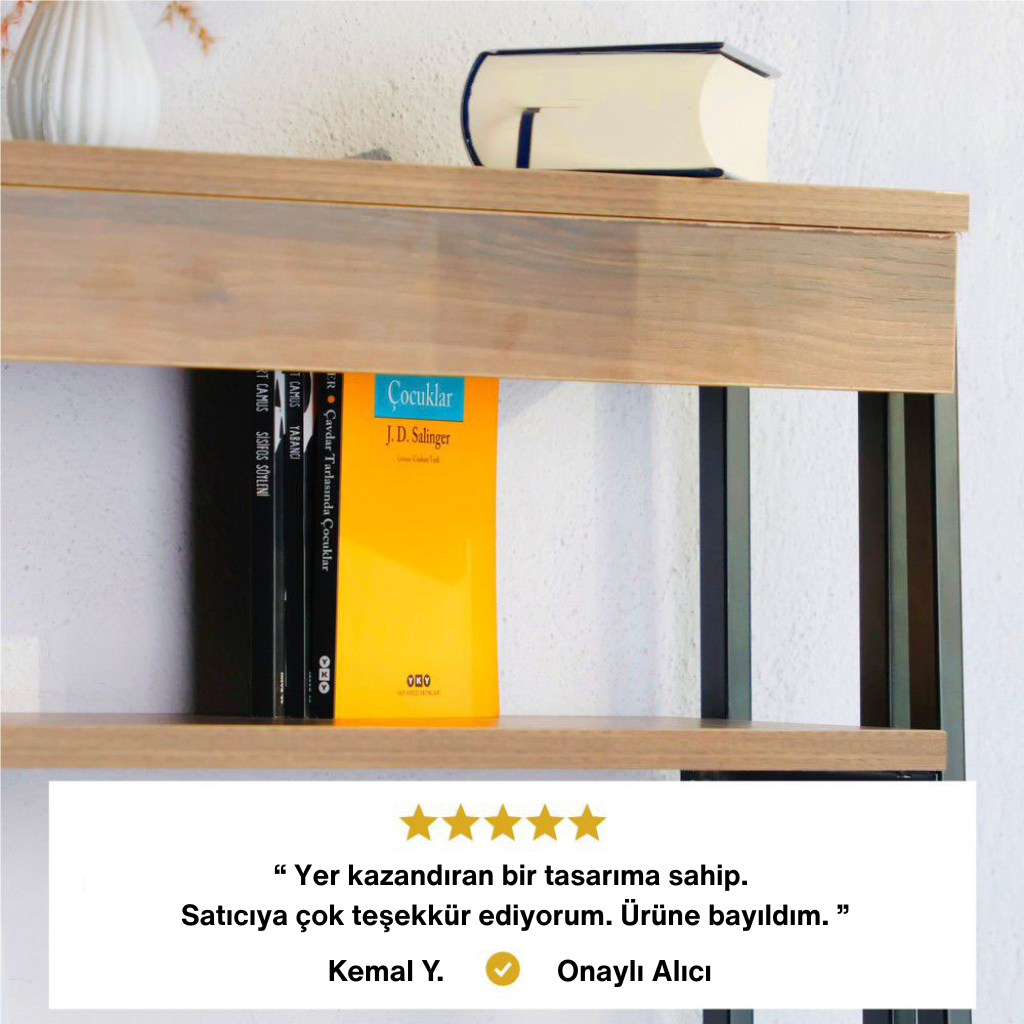Metal ayaklı, ahşap raflı modern kitaplık raf detayı. Üzerinde Salinger'ın Çavdar Tarlasında Çocuklar kitabı. Alt kısımda Kemal Y. adlı Onaylı Alıcı yorumu: "Yer kazandıran bir tasarıma sahip. Ürüne bayıldım."

