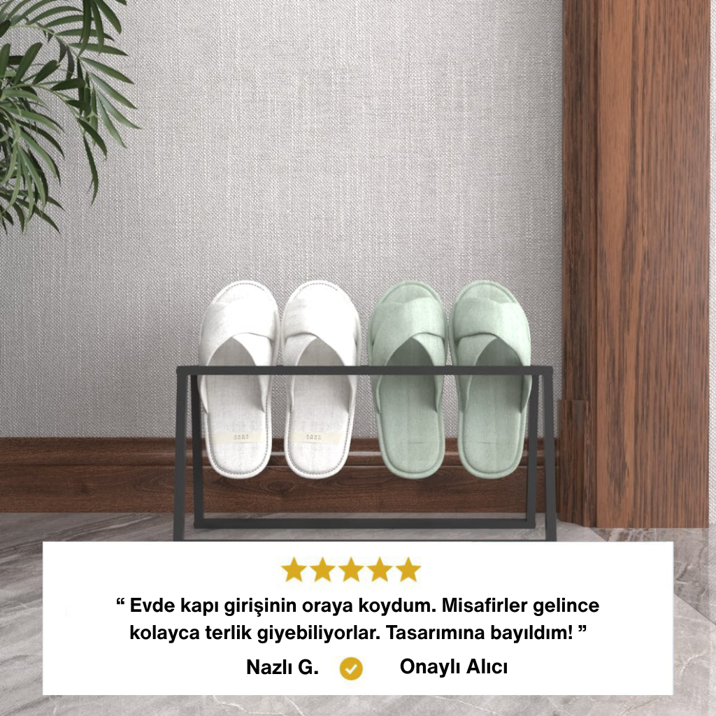 Siyah metal çerçeveli terlik standı üzerinde dört adet ev terliği. Alt kısımda Nazlı G. adlı Onaylı Alıcı yorumu: "Evde kapı girişinin oraya koydum. Misafirler gelince kolayca terlik giyebiliyorlar. Tasarımına bayıldım!"