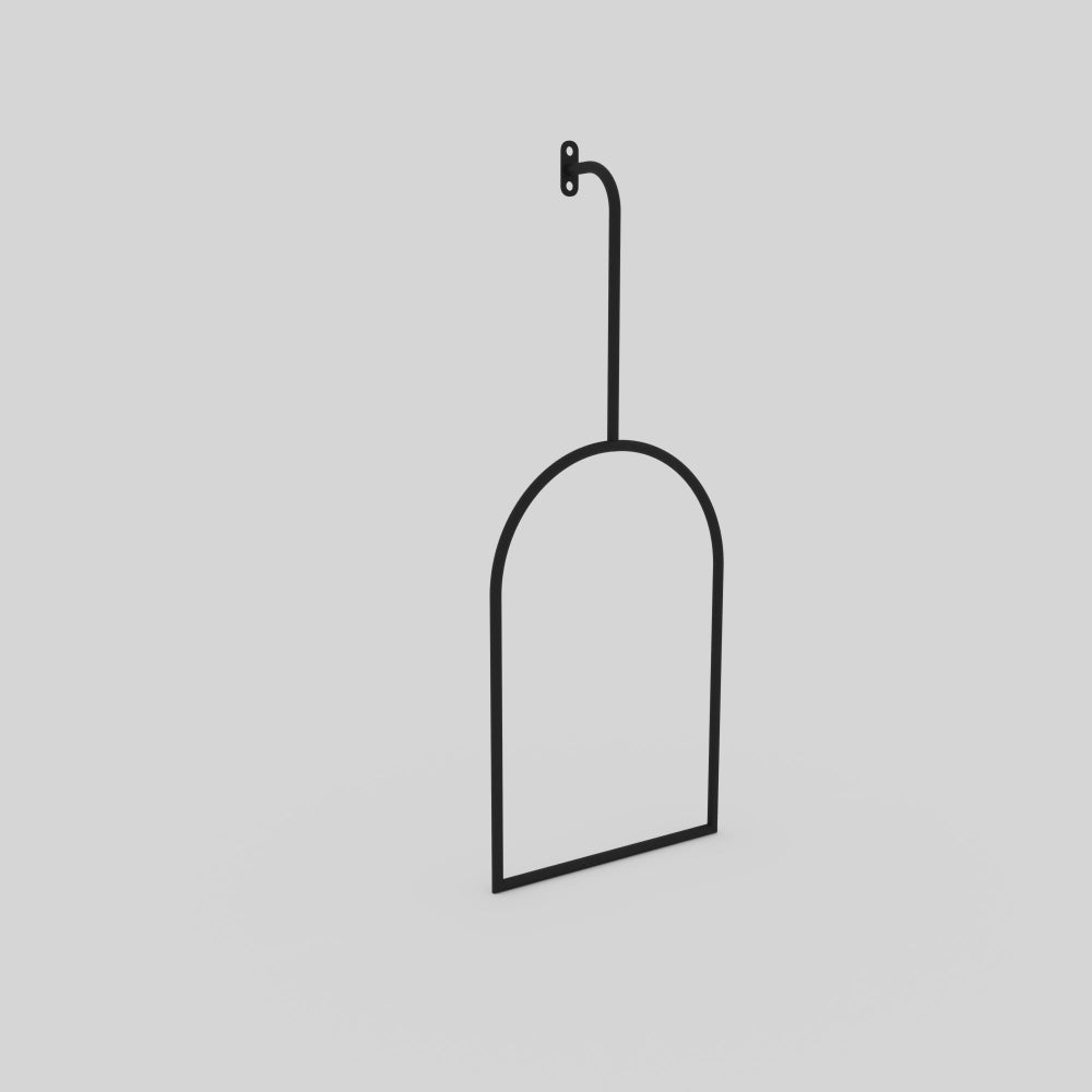 Yandan görünüm minimalist havlu halkasının basit yapısını ve modern tasarımını nötr bir zeminde vurguluyor.
