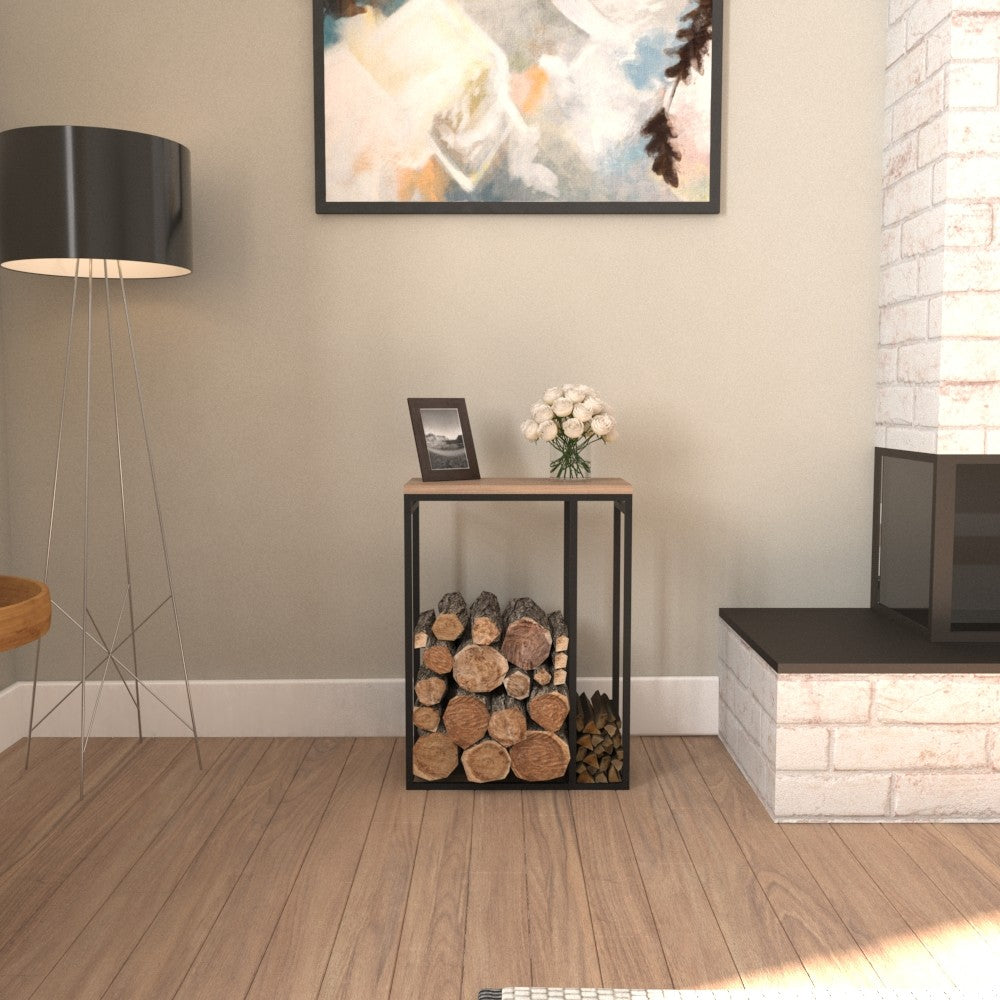 Modern bir yaşam alanında, yumuşak aydınlatma eşliğinde zarifçe konumlandırılmış, istiflenmiş odunlarla dolu minimalist metal bir odunluğun ön görünümü.