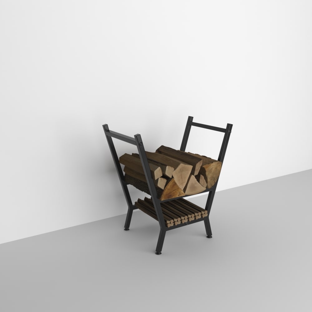 Sade gri bir yüzeyde, beyaz bir arka plana karşı sergilenen, içine odunların yerleştirildiği minimalist siyah V şeklinde metal bir odunluk.