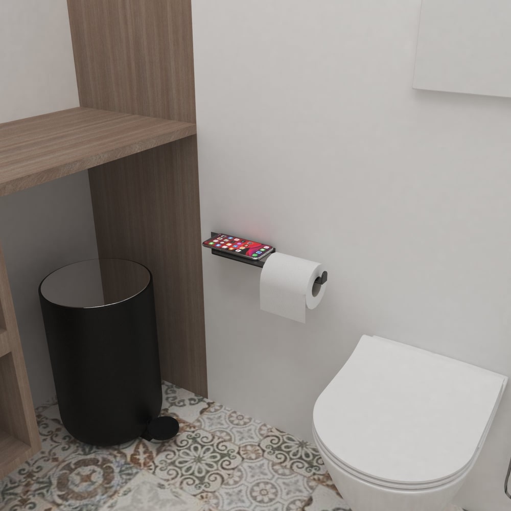 Temiz ve düzenli bir banyo; beyaz duvar ve çağdaş dekorla kusursuz bir şekilde uyum sağlayan, tuvalet kağıdı tutuculu siyah çok işlevli bir raf içeriyor.