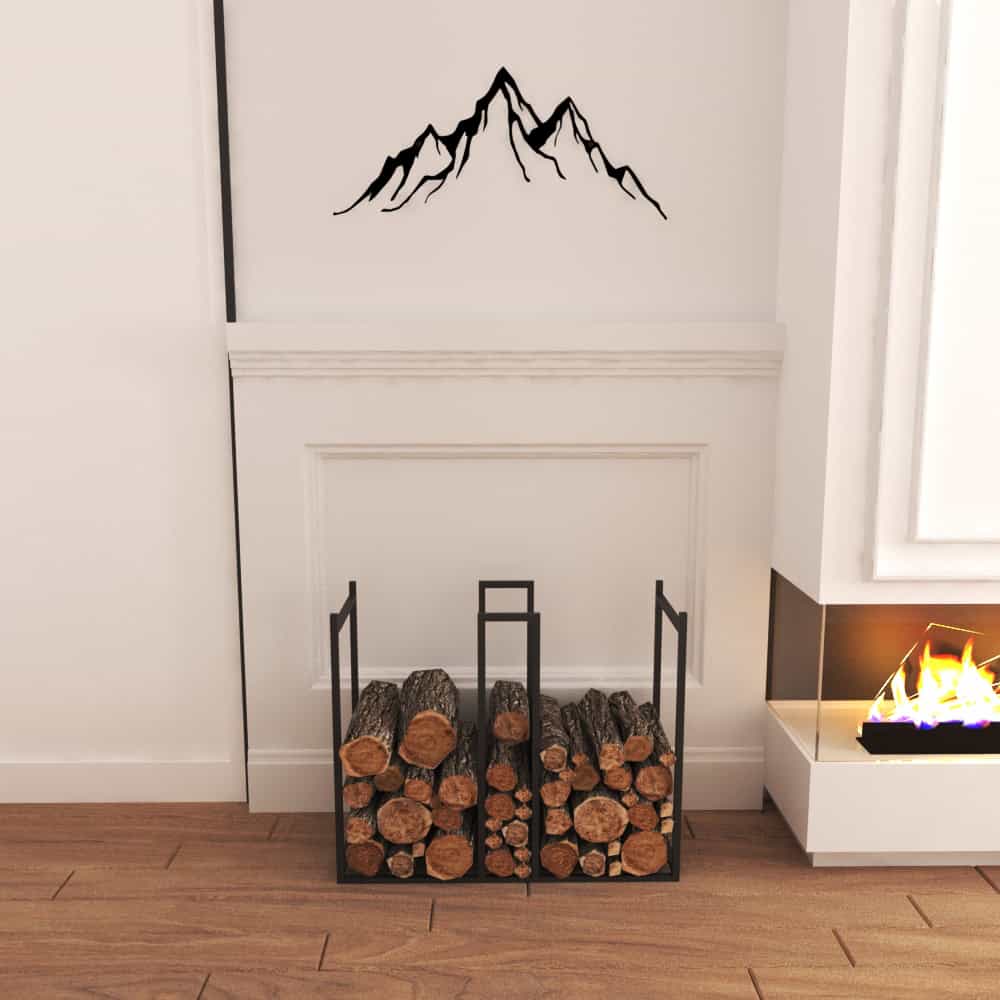 Modern ve minimalist metal bir odunluk, beyaz bir şöminenin önüne yerleştirilmiş, içine düzenli bir şekilde istiflenmiş odunlarla dolu.