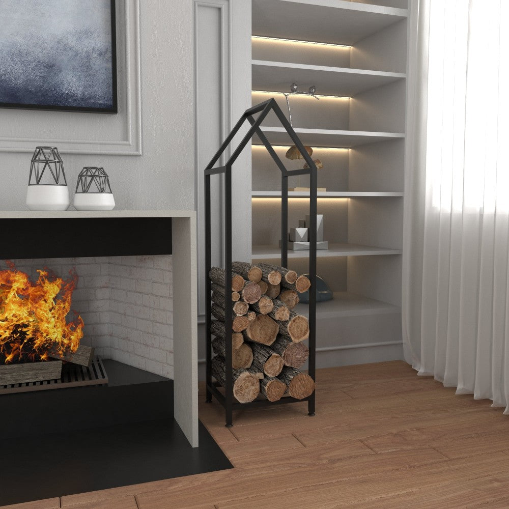 Modern, ev şeklinde tasarlanmış siyah bir odunluk, şöminenin yanında düzenli bir şekilde istiflenmiş kütükleri depoluyor. Minimalist dekor, rahat yaşam alanını zenginleştiriyor.