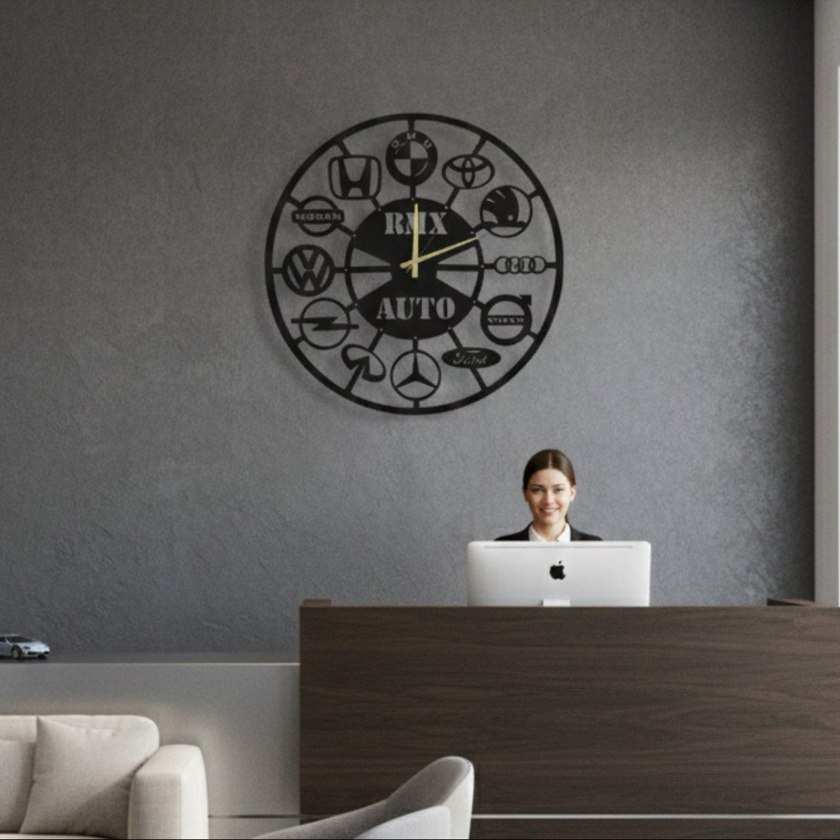 Ofis veya ev dekorasyonu için uygun, otomobil temalı şık ve dayanıklı siyah metal saat.