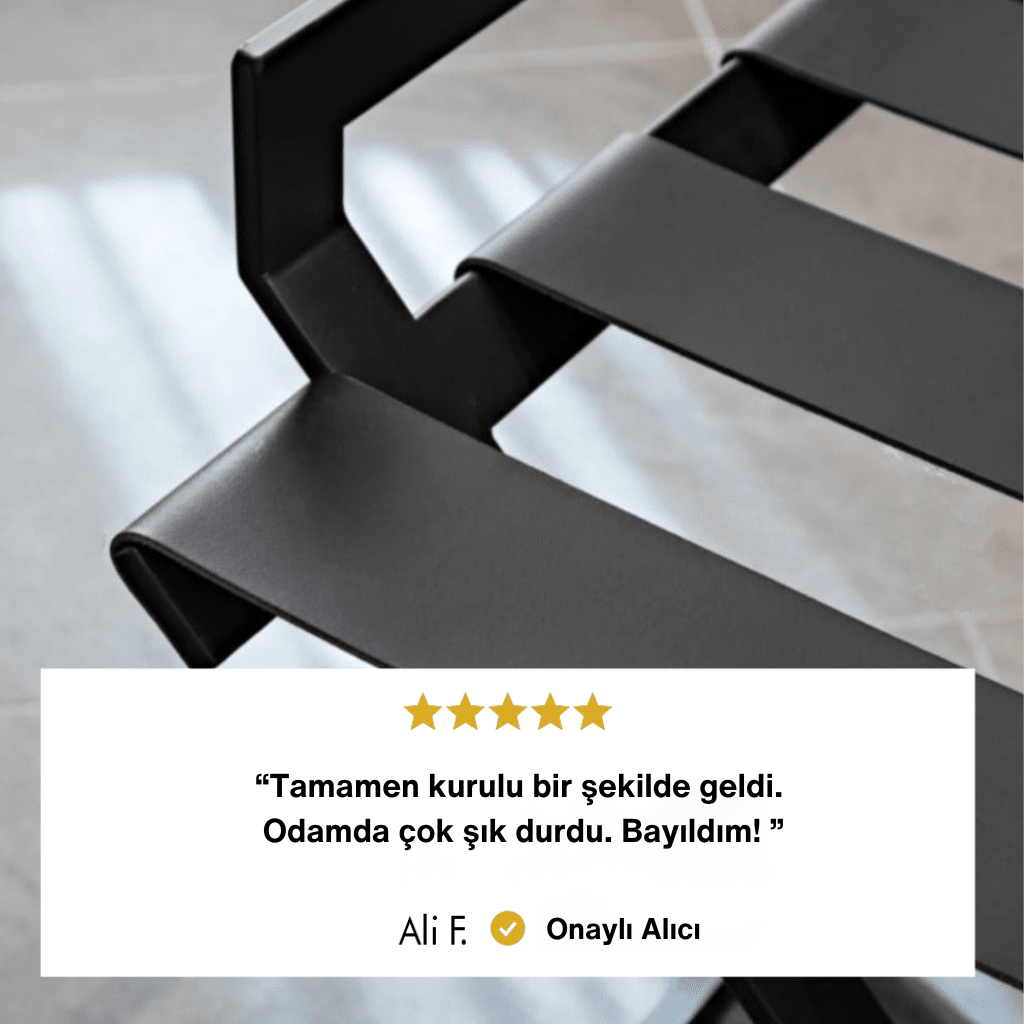 5 yıldızlı memnuniyet: "Tamamen kurulu bir şekilde geldi. Odamda çok şık durdu. Bayıldım!" sözleriyle ürünün kurulumsuz kolaylığını ve estetiğini öven onaylı müşteri yorumu.