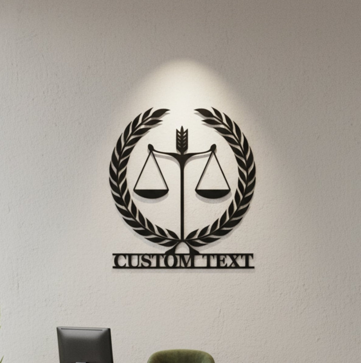 Spot ışık altında şık bir görünüm sunan, hukukun gücünü ve adaleti temsil eden siyah metal duvar panosu.