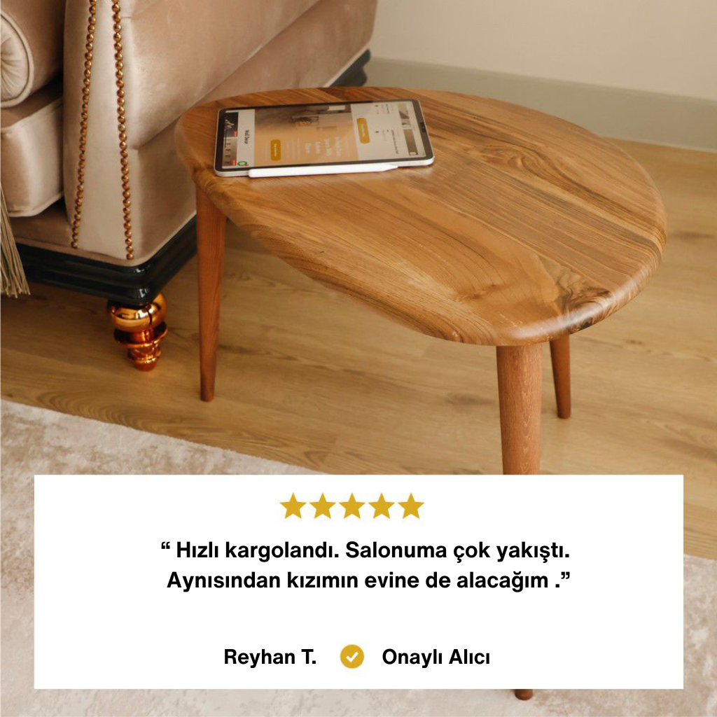 Oval doğal ahşap görünümlü orta/yan sehpa üzerinde tablet duruyor. Ürünün yanında kadife bir koltuk görünüyor. Alt kısımda Reyhan T. adlı Onaylı Alıcı yorumu: "Hızlı kargolandı, salonuma çok yakıştı. Aynısından kızıma da alacağım."