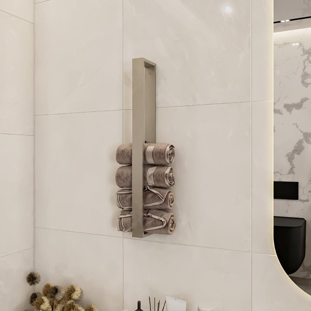 Parlak fayanslı bir banyo duvarına monte edilmiş, açık kahverengi tonlarda düzenli bir şekilde rulo yapılmış havluları tutan, zarafeti pratiklikle birleştiren saten nikel dikey havluluk.
