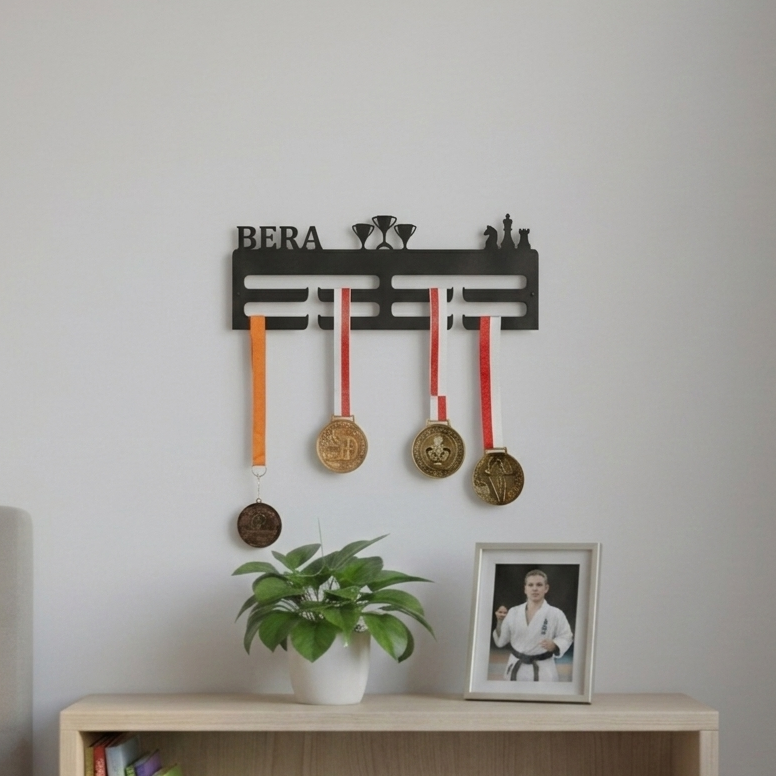 Satranç taşları figürlü ve "BERA" ismine özel siyah metal madalya askılığı.