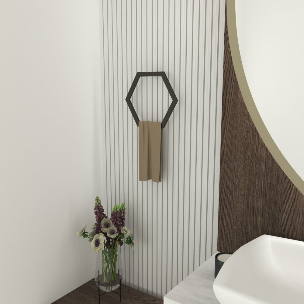 Modern bir banyoda ahşap bir lavabo dolabının ve yuvarlak bir aynanın yanında, bej bir havluyla beyaz çizgili bir duvara monte edilmiş siyah altıgen şeklinde bir havlu halkası.