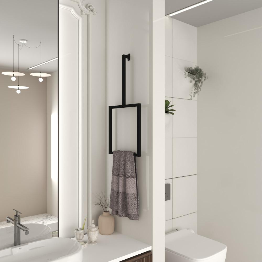 Beyaz bir banyo duvarına monte edilmiş, katlanmış gri bir havluyu tutan minimalist siyah dikey bir havluluk, modern bir lavabo ve yumuşak aydınlatma ile nötr dekorlu bir aynanın yanında.