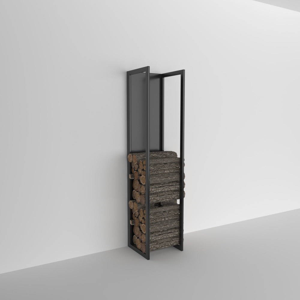Düz beyaz bir duvara karşı yerleştirilmiş, düzenli bir şekilde istiflenmiş kütüklerle dolu şık, siyah, duvara monte bir odunluk. Minimalist tasarım, odunluğun işlevsel ve modern estetiğini vurguluyor.